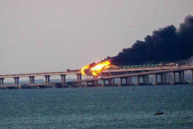 Удар по путіну: Британська розвідка про вибух на Кримському мосту