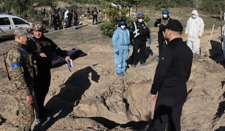 Поліція ексгумувала перші 20 тіл на місці масового поховання в Лимані (відео)