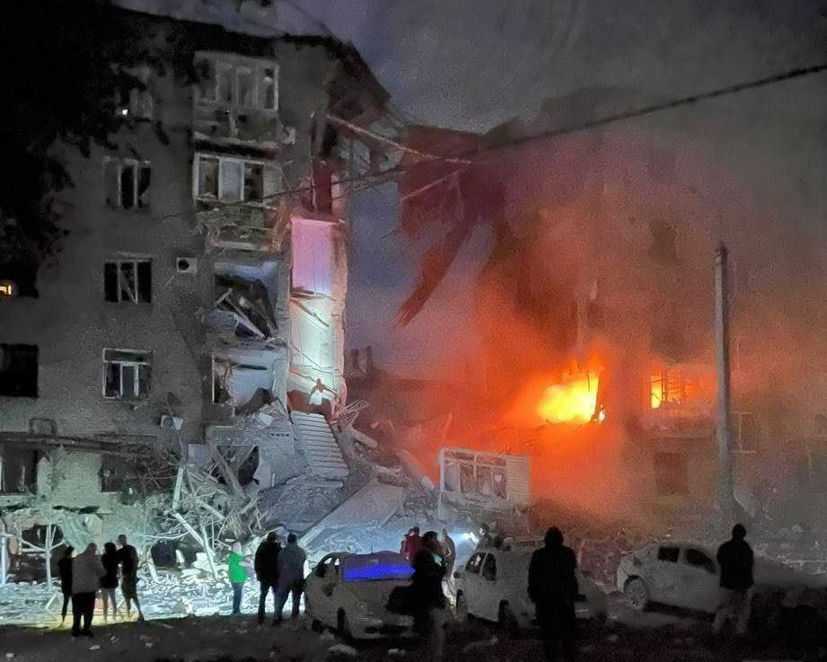 Росіяни знову обстріляли Запоріжжя – зруйновано багатоквартирний будинок