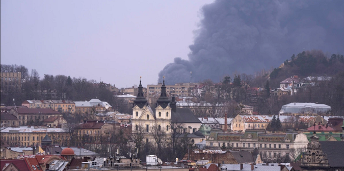У Львові – вибухи, в місті зникає світло та мобільний зв'язок (відео)