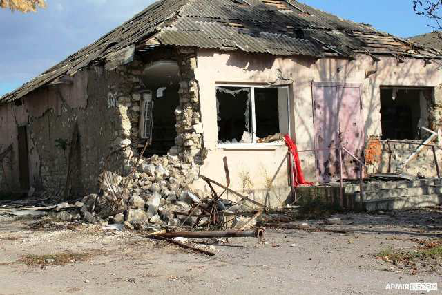 Знищена школа, бруд і гори сміття: як виглядає деокуповане Архангельське (фото)