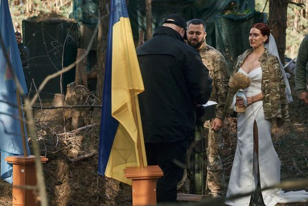 Снайперка Євгенія Емеральд вийшла заміж на передовій і показала зворушливі фото з весілля