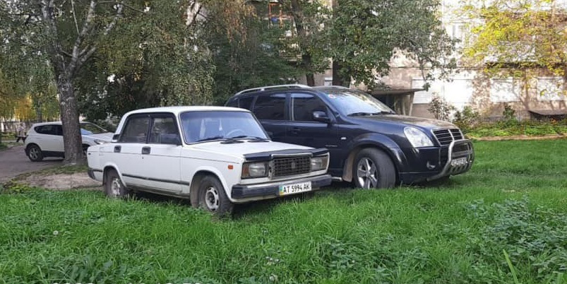 У Луцьку муніципали оштрафували водіїв за парковку на газоні (фото)
