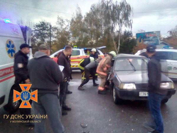 Аварія в Нововолинську: рятувальники деблокували з автівки жінку (фото, відео)