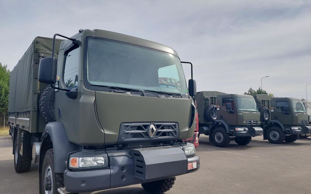 Євросоюз передав ЗСУ ще 16 вантажівок підвищеної прохідності