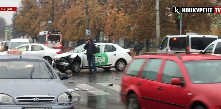 У центрі Луцька біля «зебри» зіткнулися два таксі (відео)