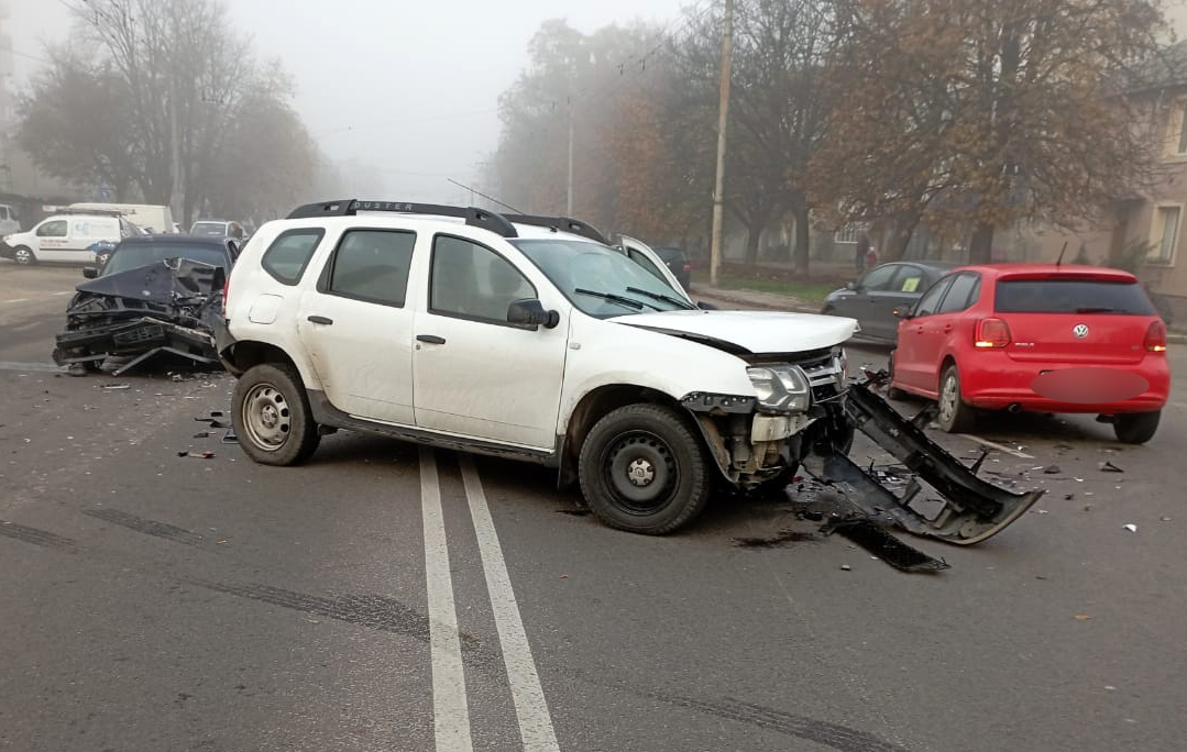 Постраждав водій: повідомили деталі подвійної ДТП у Луцьку (фото)