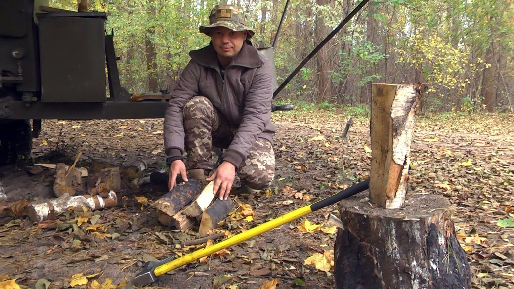 Рубають дрова та утеплюють бліндажі: волинські тероборонівці готуються до зими (відео)