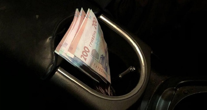 У Луцьку порушник ПДР поклав гроші в авто патрульних