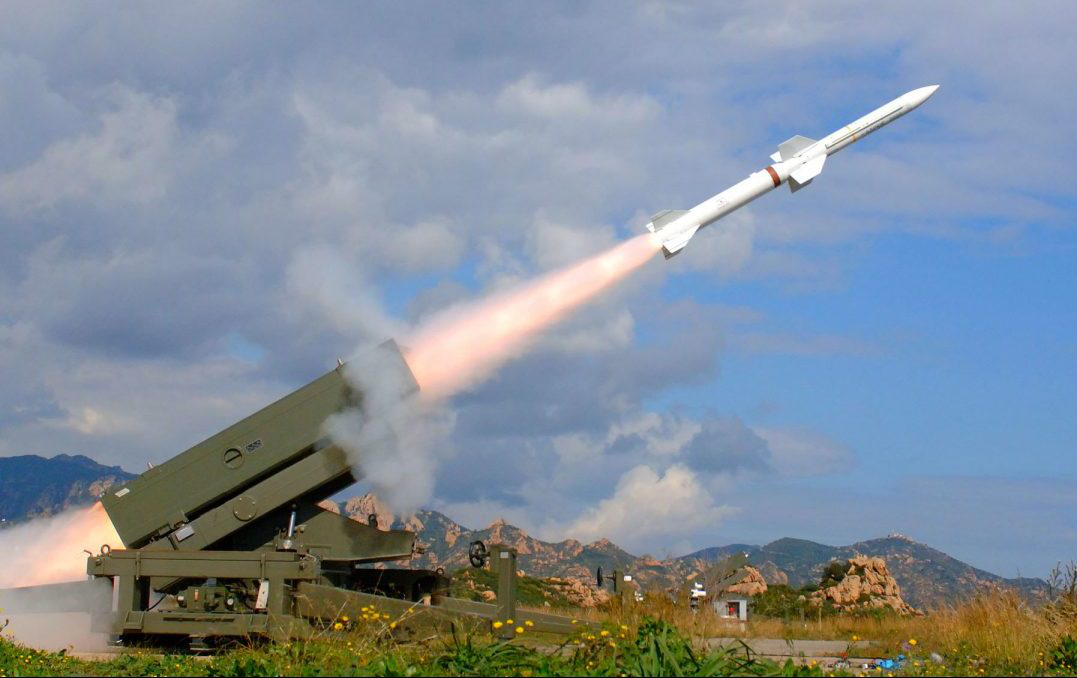Іспанія передає Україні батарею ЗРК Aspide, системи ППО Hawk, гармати та снаряди, – Кулеба
