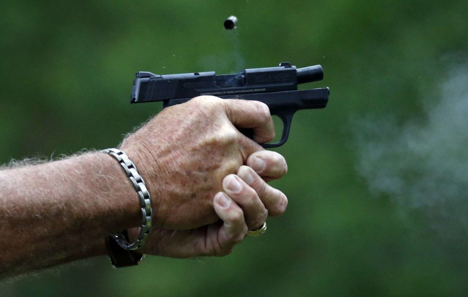 Волинський поліцейський влаштував п'яну стрілянину на відпочинку та побив чоловіка