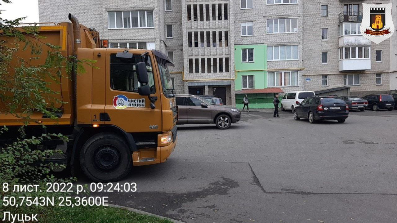 У Луцьку муніципали покарали водія, який заблокував рух сміттєвозу (фото)
