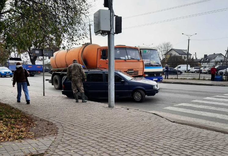 У Луцьку не поділили дорогу «КамАЗ» та Volkswagen (фото)