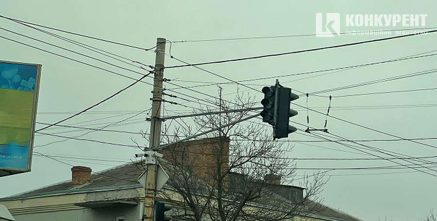 Анархія на перехресті: у Луцьку на Дубнівській не працює світлофор (відео)