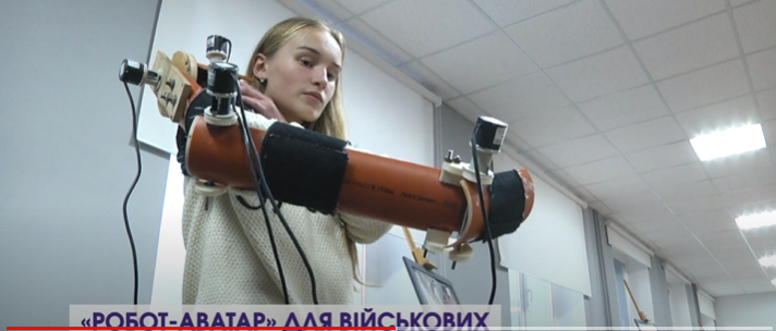 Школярка з Луцька створює «робота-аватара» для розмінування (відео)