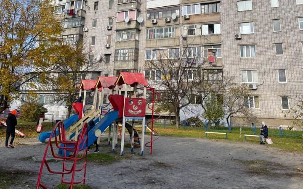 Під Дніпром невідомий стріляв по дітях і тваринах  на майданчику (фото)
