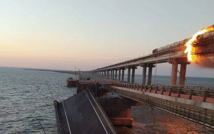 Лише легкові: рух Кримським мостом поступово відновлюють,  – Генштаб