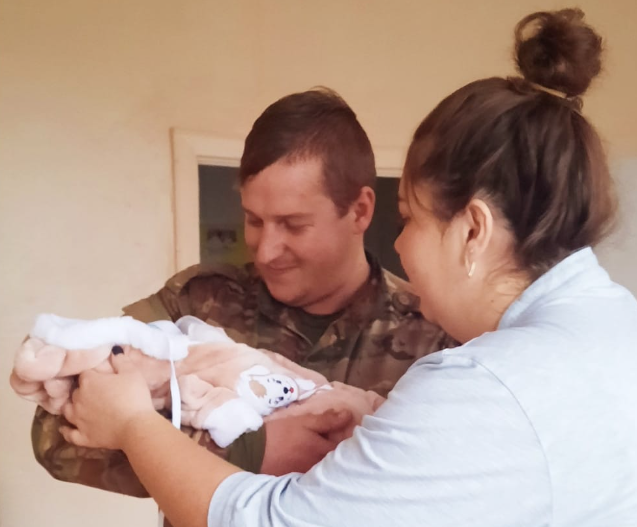Волинський захисник зустрівся з новонародженою донькою (фото, відео)