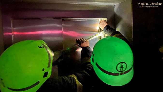 Волинські рятувальники витягли із заблокованого ліфта жінку з немовлям