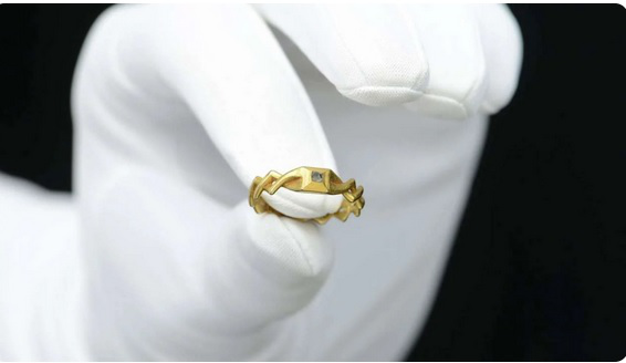 У Британії пенсіонер знайшов на пасовищі діамантову обручку XIV століття