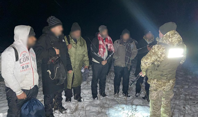 Білоруські прикордонники «підкинули» на кордон України нелегалів