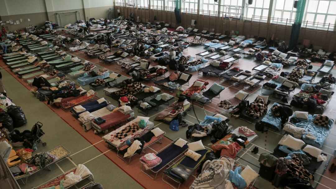 Українські біженці в Польщі з березня платитимуть за проживання у центрах