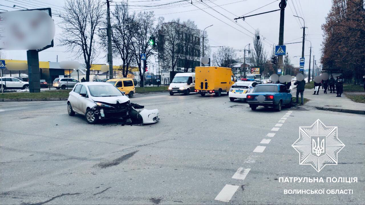 У Луцьку – ДТП на повороті: водій Renault не пропустив ВАЗ