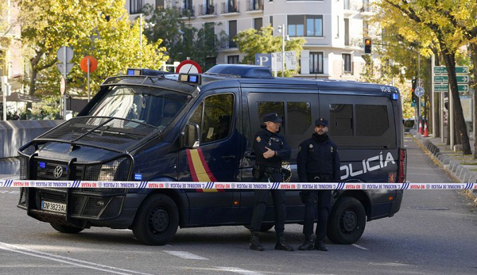 Отримали «криваву» посилку: чому поліція знову оточила посольство України в Мадриді