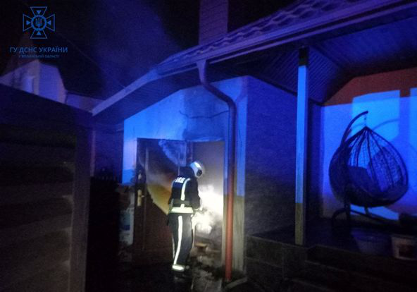 На Ковельщині через коротке замикання електромережі загорілась котельня в будинку (фото)