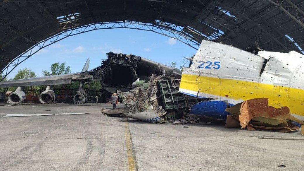 Росіяни вкрали запчастини з української «Мрії», а потім підпалили літак