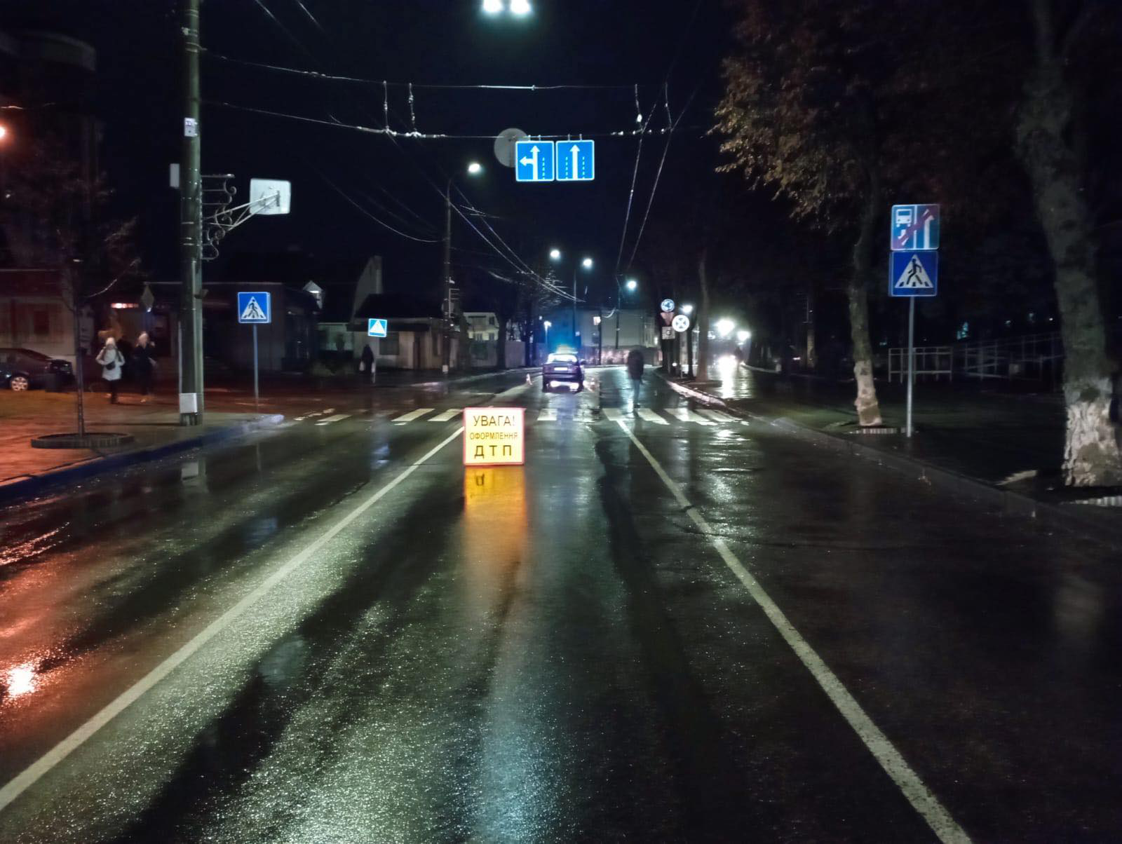 У Луцьку автомобіль збив двох людей на пішохідному переході (фото, відео)