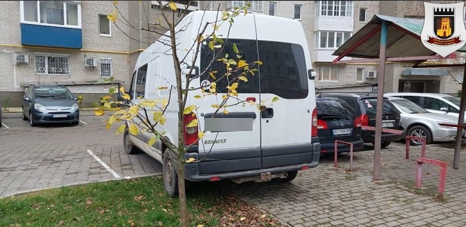 У Луцьку оштрафували водія, який одним колесом заїхав на газон (фото)