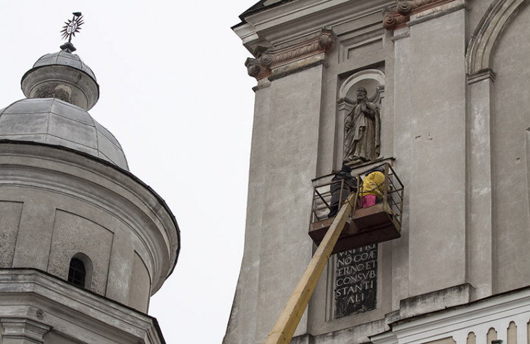 Луцький костел готують до реставрації: взяли проби з фасаду (фото)