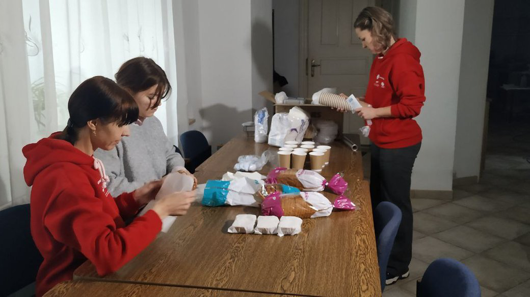 У Луцьку волонтери роздають безплатні гарячі обіди (відео)