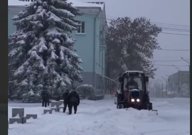 Снігопад не припиняється: Нововолинські комунальники продовжують прибирати сніг (відео)