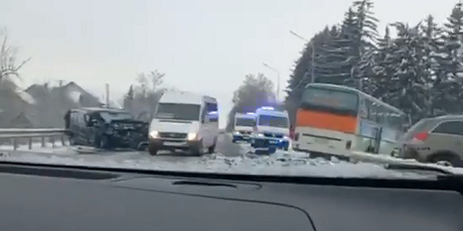 У Луцькому районі зіткнулися бус, автобус і легковик – є постраждалі (відео)