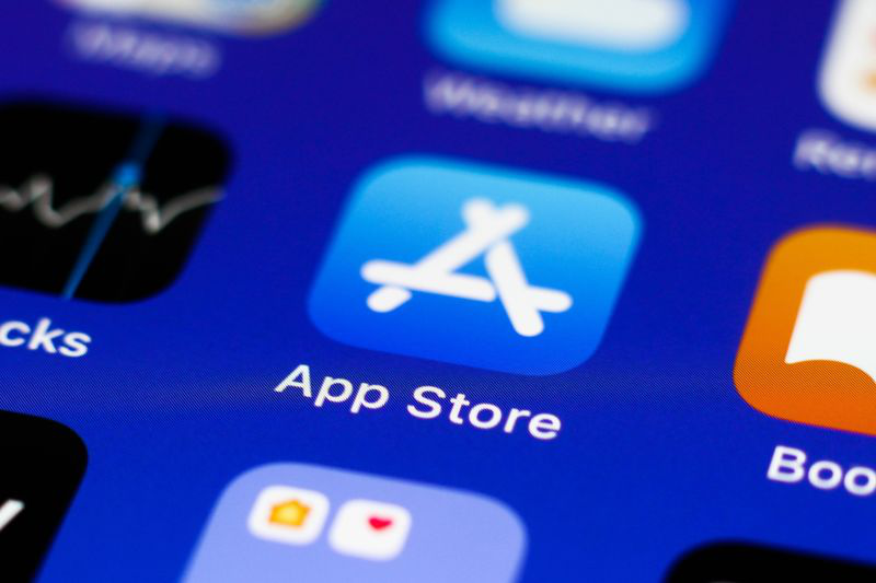 Apple дозволить  завантажувати програми не лише з App Store