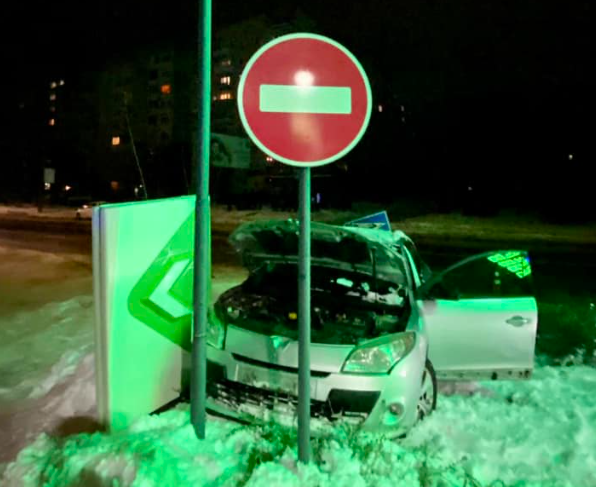 У Луцьку Renault «влетіло» у дорожні знаки (фото)