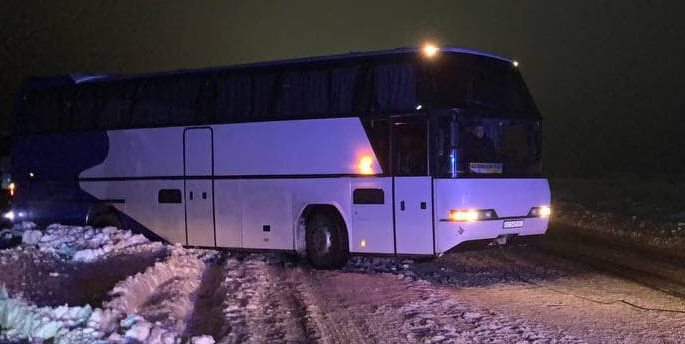 На Волині вночі у заметі застряг автобус з 25 пасажирами (фото)