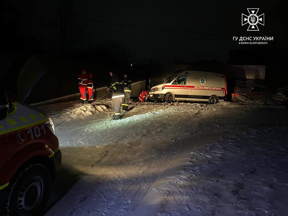 На проспекті Волі в Луцьку в снігу застрягла «швидка» (фото)