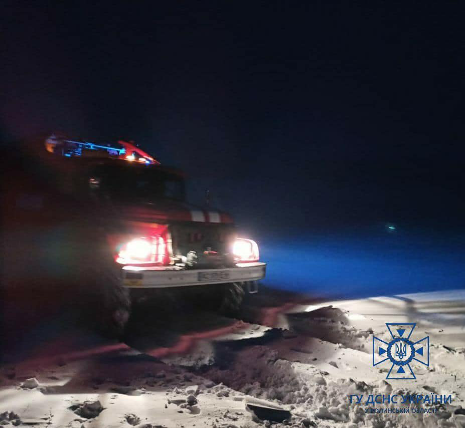 На Волині в сніговому заметі застряг автомобіль – допомагали рятувальники (фото)