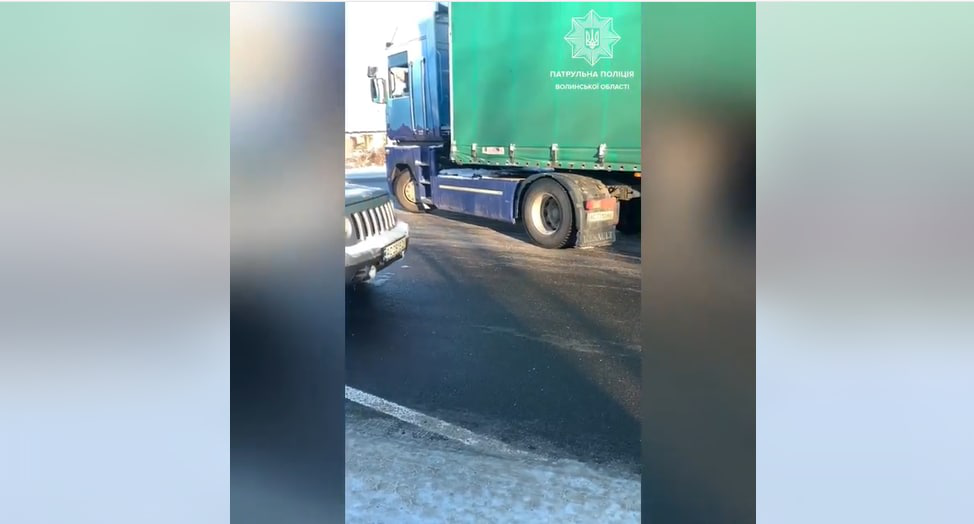 Під Луцьком патрульні допомогли вантажівці зрушити з місця на слизькій дорозі (відео)