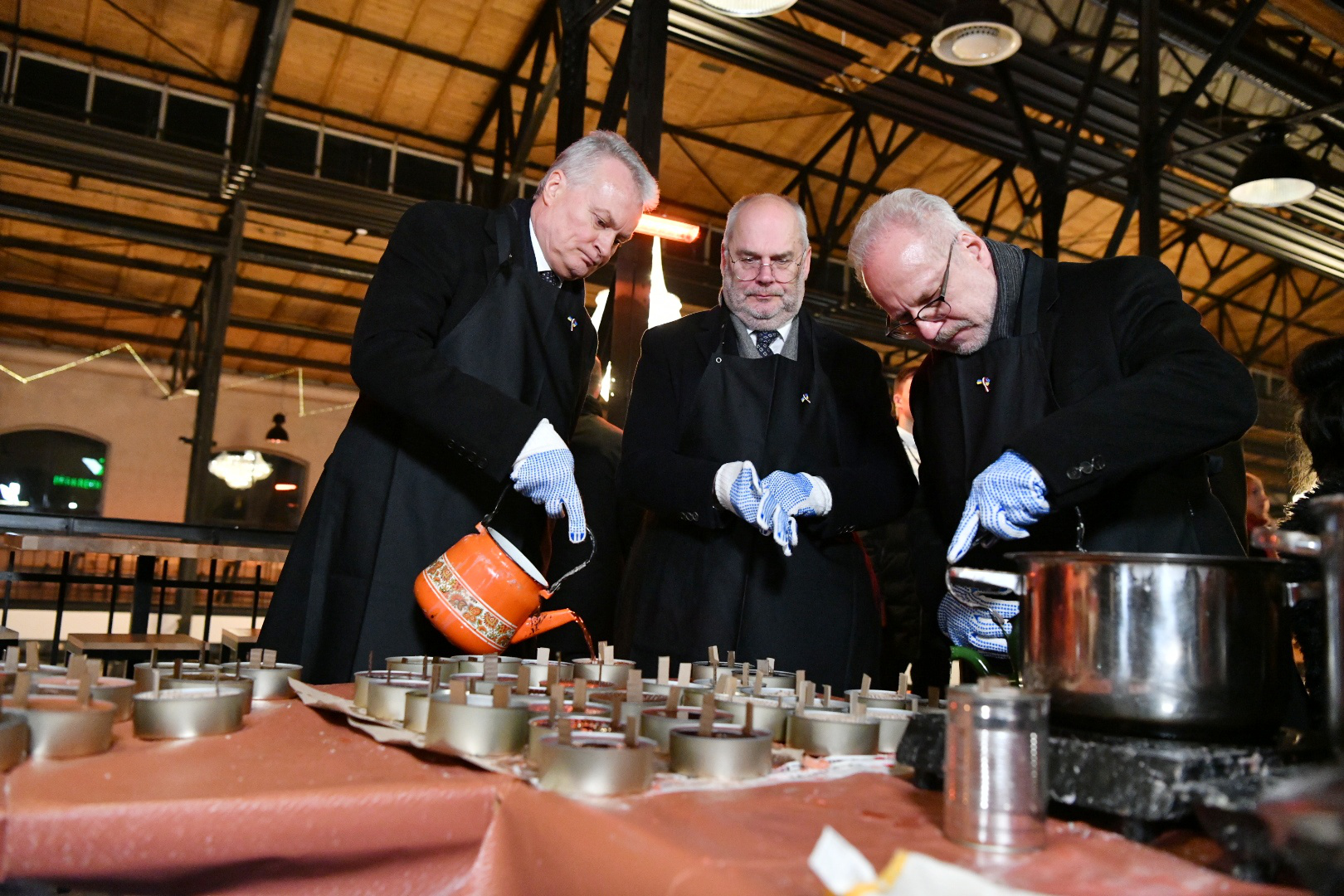 Президенти Латвії, Литви та Естонії робили окопні свічки для бійців ЗСУ (фото)