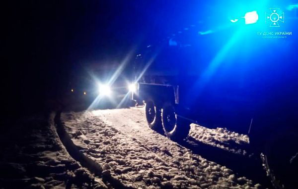 На Волині в снігових заметах застрягли дві «швидкі» та автомобіль хлібозаводу (фото)
