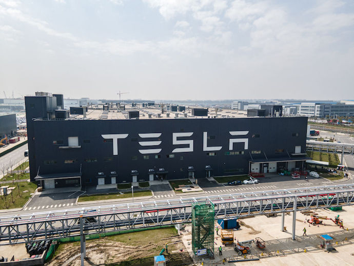 Tesla зупиняє виробництво на заводі у Шанхаї