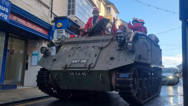 У Великій Британії бронетранспортер з Санта-Клаусами заблокував дорожній рух
