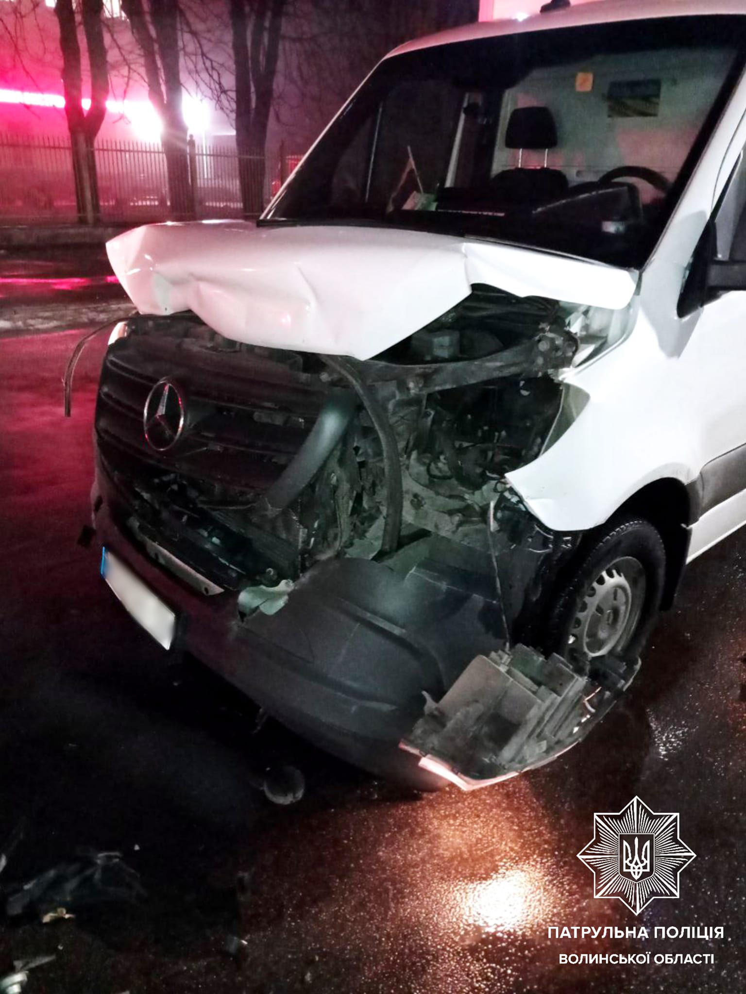 Водій не дотримав дистанції : у Луцьку – аварія за участі двох авто (фото, відео)