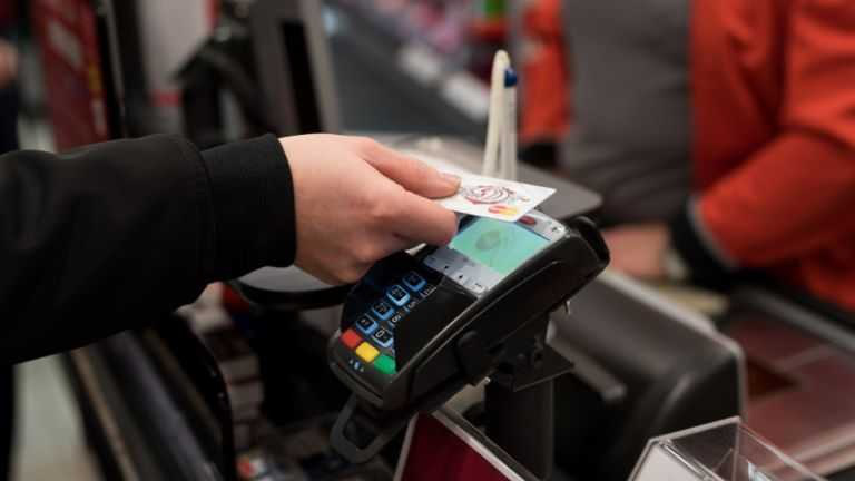 Витягли з кишені: у луцькому супермаркеті крадії розрахувалися чужою карткою
