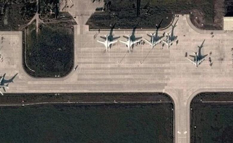 На аеродромі «Енгельс-2» в рф поменшало літаків і з’явились укріплення