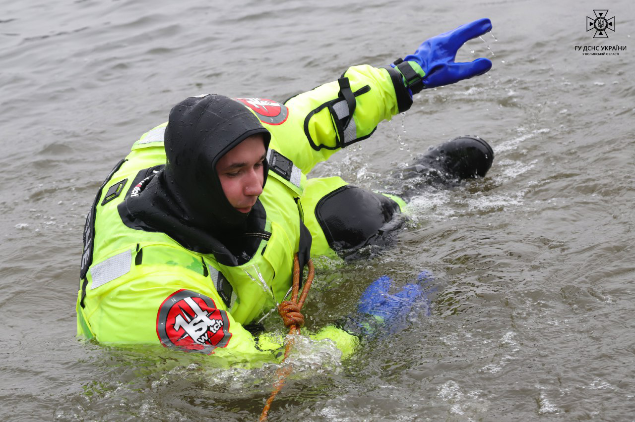 Луцькі рятувальники випробували спорядження для роботи в крижаній воді (фото)
